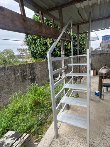 Escada móvel para piscina 