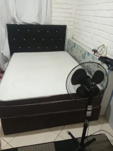Estou vendendo cama com 2 meses de uso com cabeceira e dois travesseiros e um ventilado
