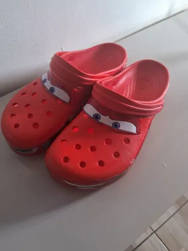 Crocs relâmpago McQueen