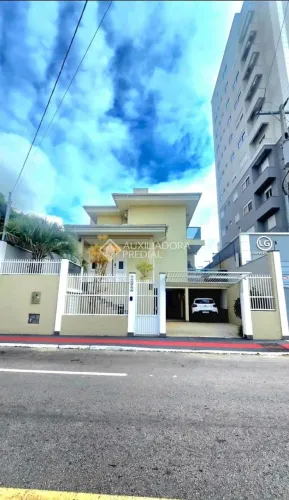 Casa 3 suites + escritorio a 300 metros da Beira-Mar de São José