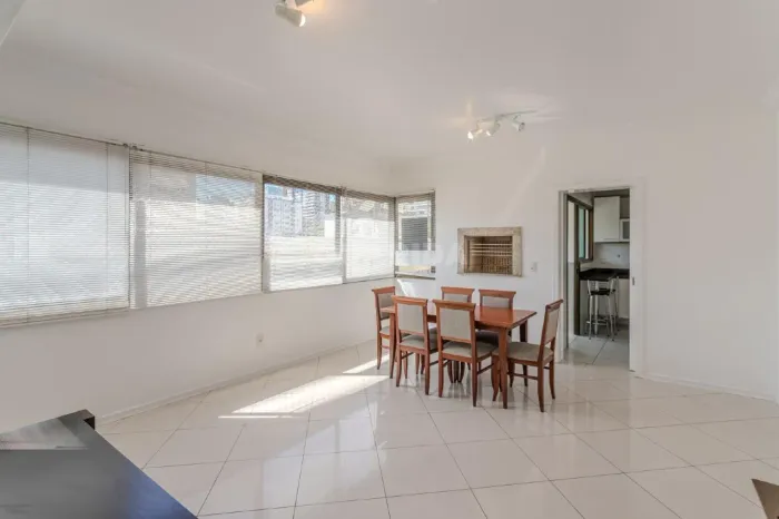 Apartamento mobiliado de 1 dormitório com vaga de garagem para alugar no bairro Mont Serra