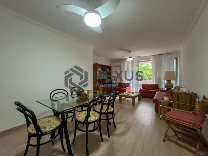 Apartamento com varanda e lazer na Praia das Pitangueiras, Guaruja