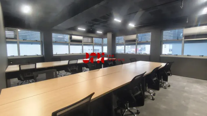 Sala comercial mobiliada em Moema - 87m², 02 banheiros, 02 vagas