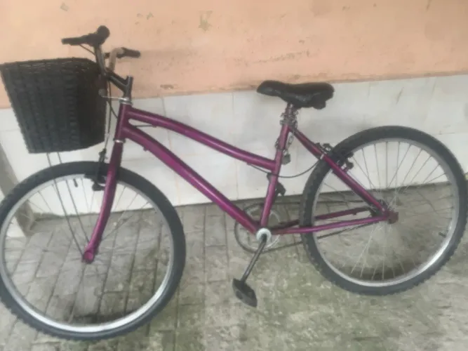 Bike roxa com cesta com tranca 