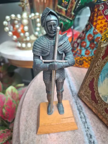 Guerreiro medieval antigo em ferro ou bronze não sei dizer 