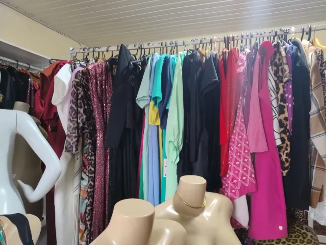 Vendo roupas e móveis para montar uma loja
