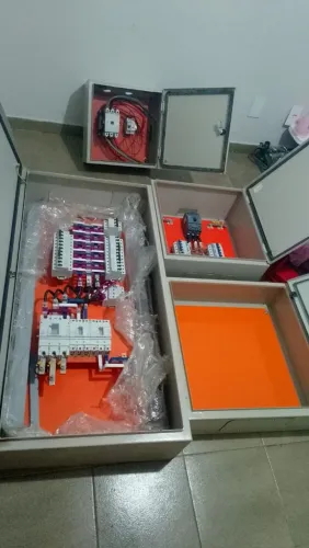 Lote com materiais elétricos e de automação- quadros montados , contadores , disjuntores