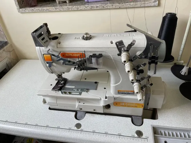 Vendo máquina colarete motor direct drive da Siruba, muito conservada, toda revisada.