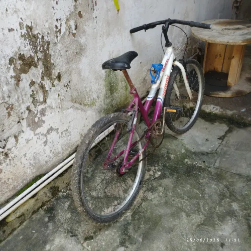 BICICLETA MTB USADA faltando um parafuso traseiro