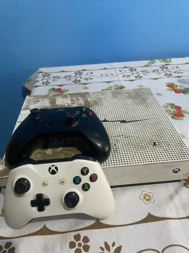 XBOX ONE S , + 2 CONTROLE 500$ C DEFEITO