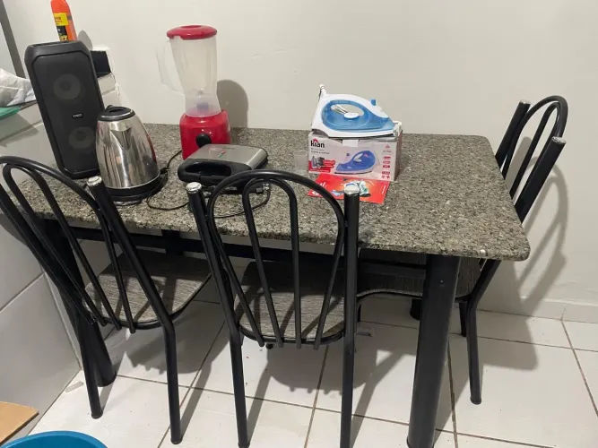 Vendo essa mesa de 6 cadeiras 