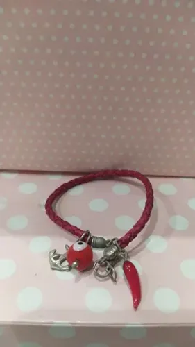 pulseira vermelha com berloques