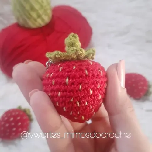 Chaveirinho morango amigurumi 