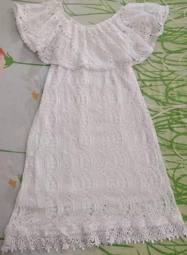 Vestido branco de renda off-shoulder