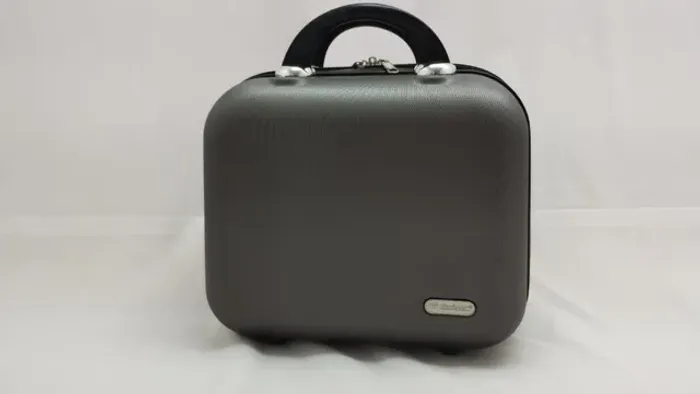 Frasqueira grande nova, serve como mala ou bolsa de mão.