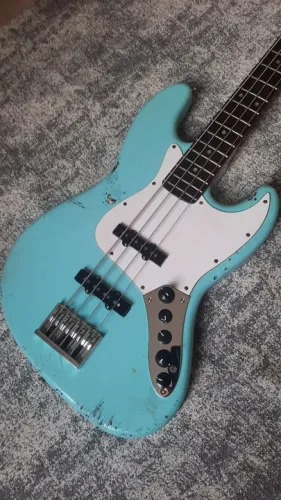 Baixo jazz bass 4 cordas sabor Fender c/ circuito Sire V7 e Caps. Alnico 5