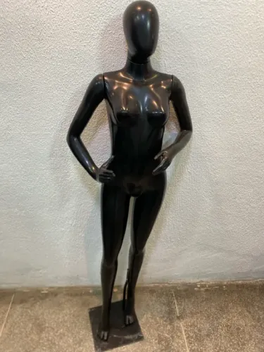 Manequim Feminino Corpo Arrumado e Bracos de Bonec Preto