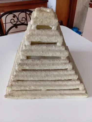 Escultura de Pirâmide Decorativa
