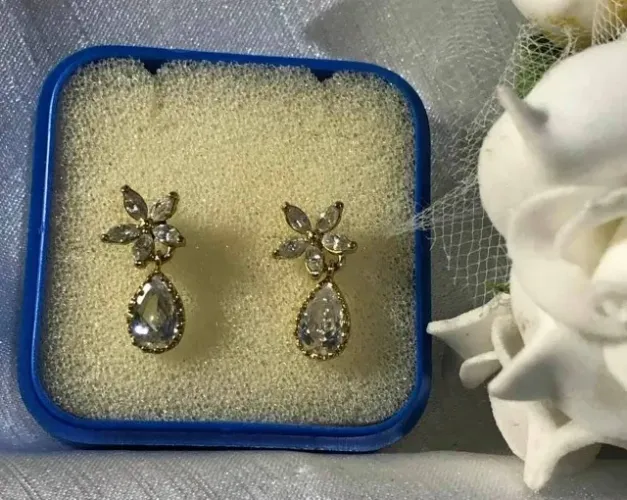Brinco chapeado com cristal e zirconia (semi novo). 
