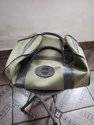 Bolsa viagem de mão verde claro.