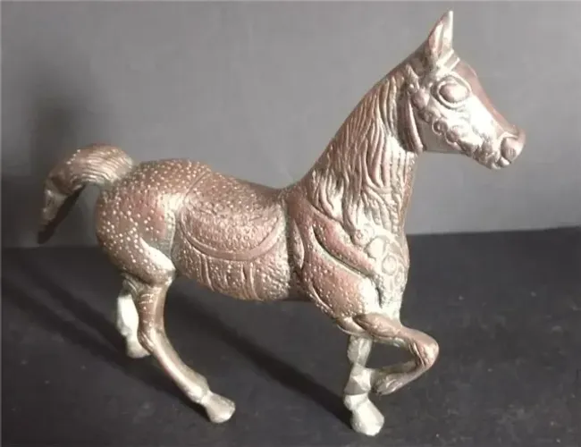 escultura cavalo em bronze sem sela ... muito bonito