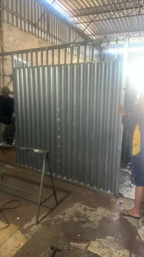 Consertos de solda, portões em alumínio, troca de roldanas, troca de fechadura.