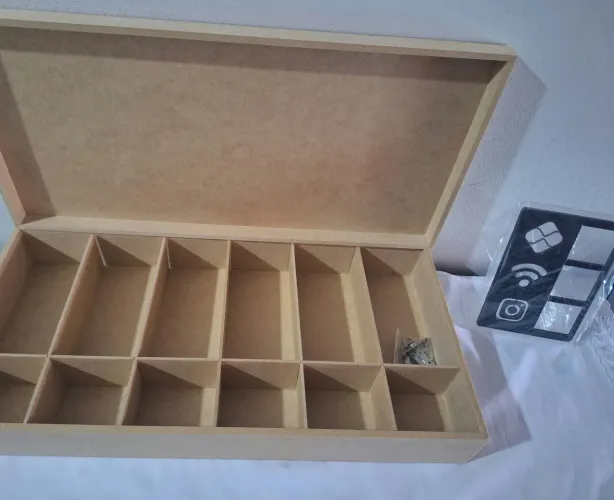 Caixa de madeira com divisórias