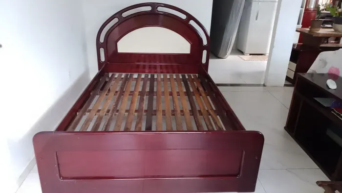 Cama de Madeira Maciça e 2 criados mudos