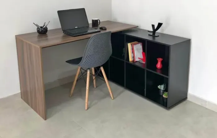 Escrivaninha de canto com nichos e design moderno