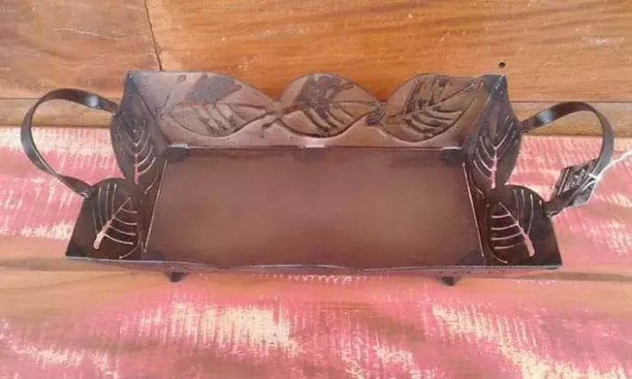 Bandeja decorativa em metal com detalhes de folhas