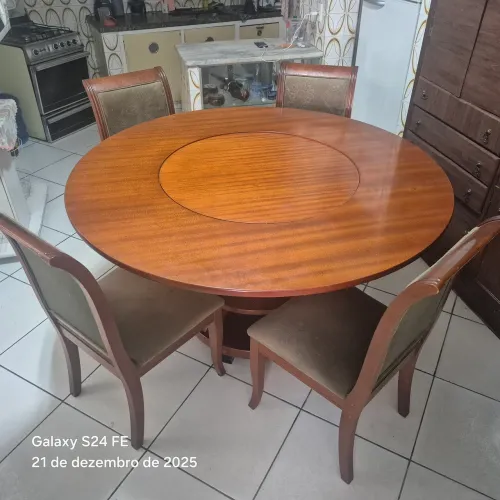 Mesa redonda giratória madeira maciça com 6 cadeiras 