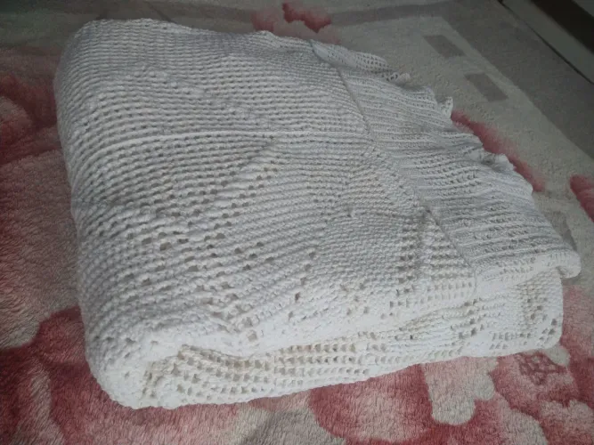 Cobertor de crochê branco artesanal