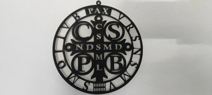 Placa com medalha de São Bento em MDF vazada recorte laser