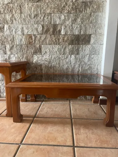 2 Mesas de Centro de Mogno, com detalhes, com Vidro