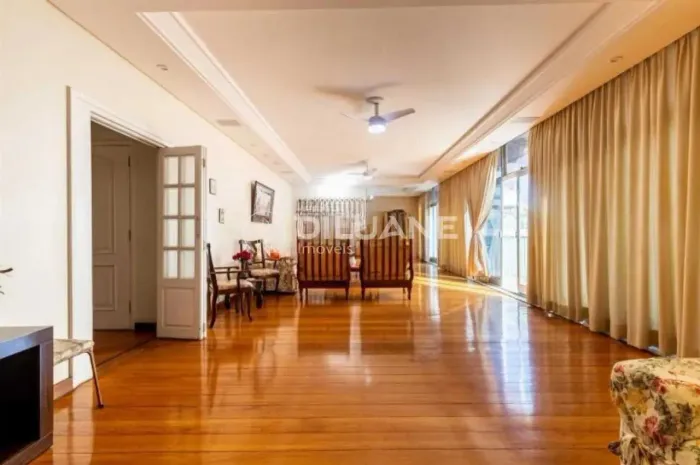 Sensacional apartamento de 4 quartos com varanda!!!