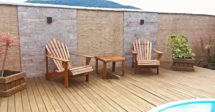 Cadeiras e mesinha de Madeira para Área Externa