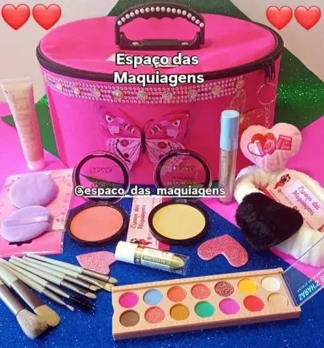 Maleta repleta de maquiagem e acessórios