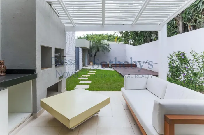 Casa contemporânea em rua com controle de acesso no City Butantã