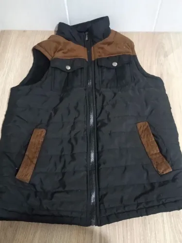 Colete Masculino Acolchoado com Detalhes em Marrom
