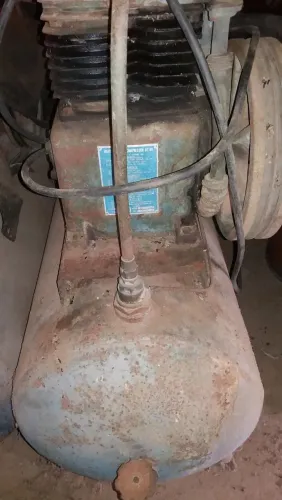 Compressor de Ar Industrial Antigo - Ideal para Diversas Aplicações