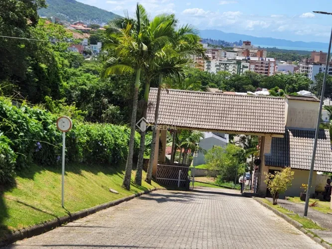 Terreno à venda no bairro Córrego Grande com 794 m² de área total disponível