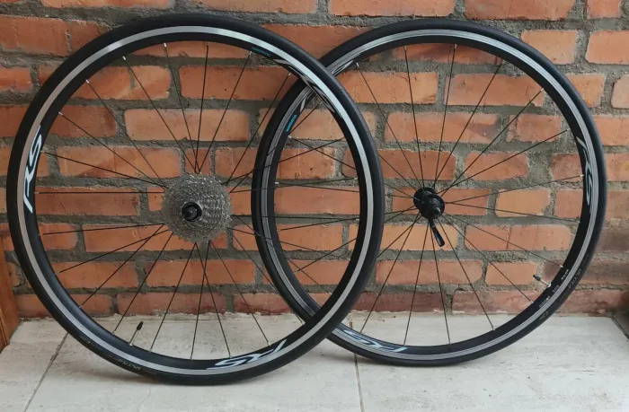 Par de Rodas Shimano RS c/ Cassete e Pneus
