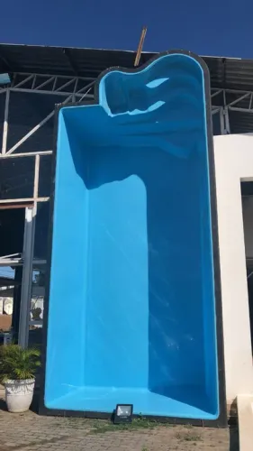 Ana: Piscina de fibra de vidro - Nova 6 x 3 a 1,30 de profundidade