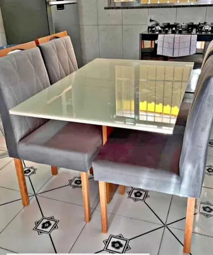 MESA COM QUATRO CADEIRAS SUPER SALDÃO