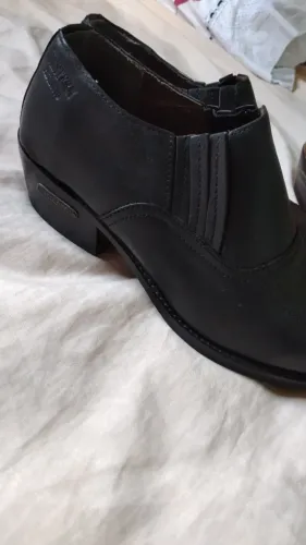 Vendo dois pares de bota picolotto couro legitimo oferta !!!!!