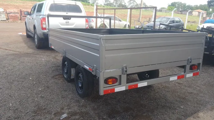 CARRETINHA DE REBOQUE TRUCADA COM FREIO E ABERTURAS LATERAIS 