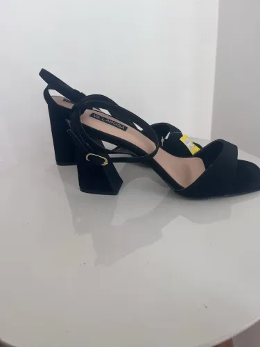 Sandália de nobuk preta nr 36 nova 