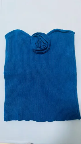 Top cropped azul com flor e blusa de ombro