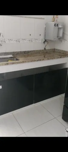 Pia mármore bege Bahia com com 2 MTS , mais vidros com trilhos para armário inferior . 