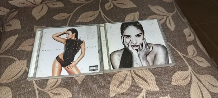 2 cds DEMI LOVATO 50,00 em tudo.